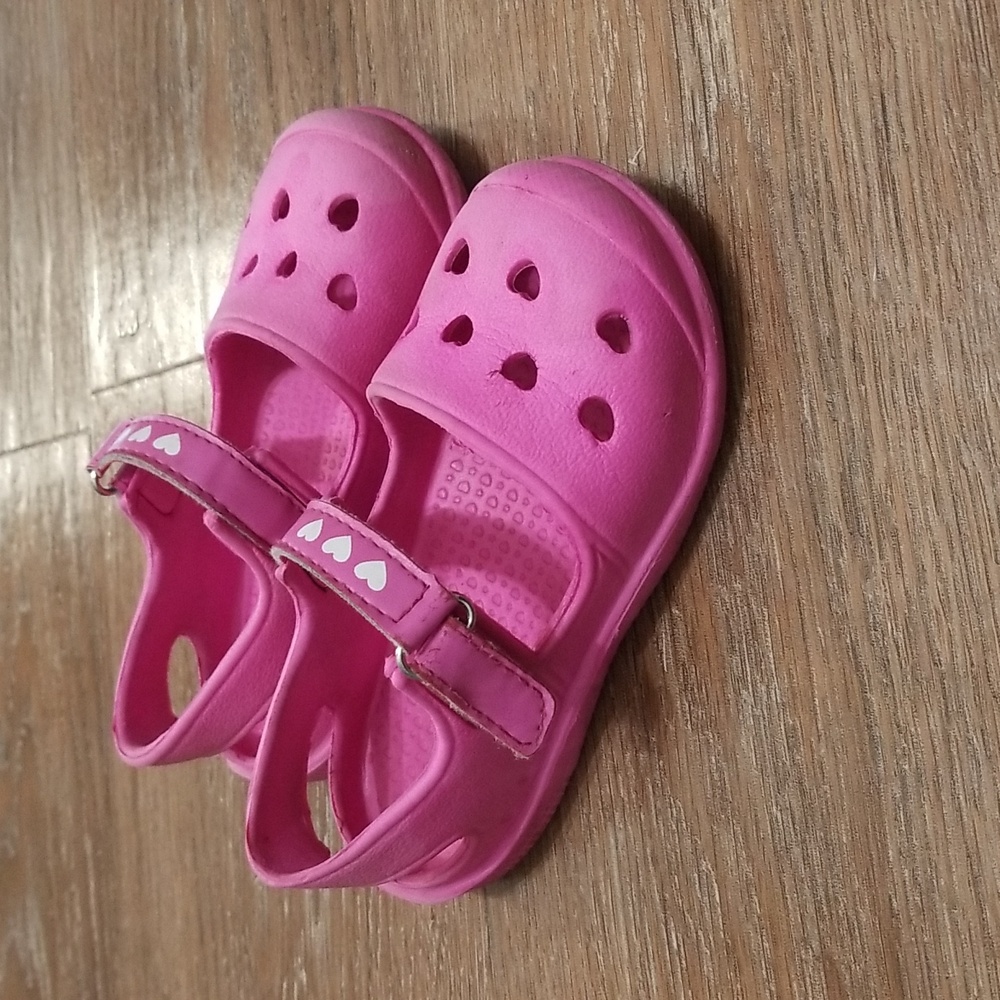 (10) Perforated Mary Jane Sandals Beach Water-Friendly Heart Patterned Kawaii